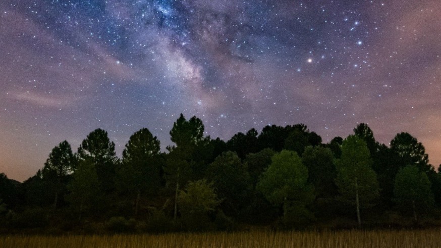 En La mirada de Rubén Juan Serna comentamos una fotografía nocturna de cielo estrellado, realizada en Moratalla, cerca de Inazares