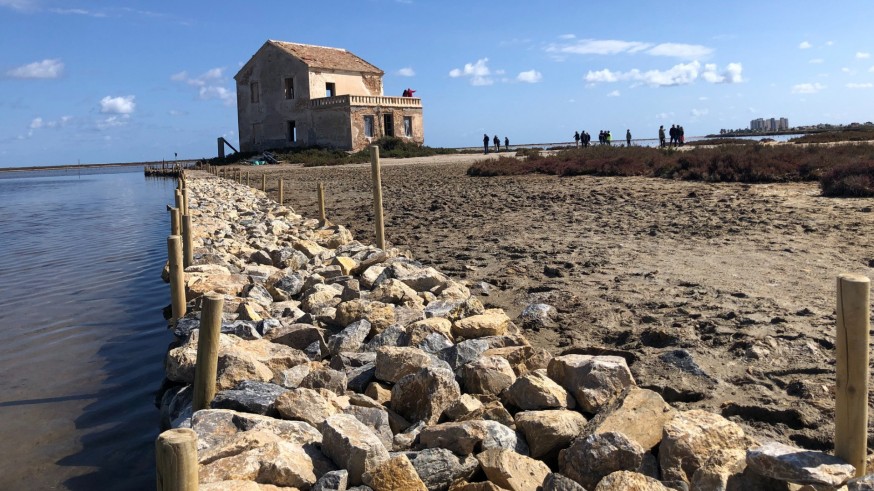 Avanzan los trabajos de recuperación de la Encañizada del Ventorrillo en el Mar Menor