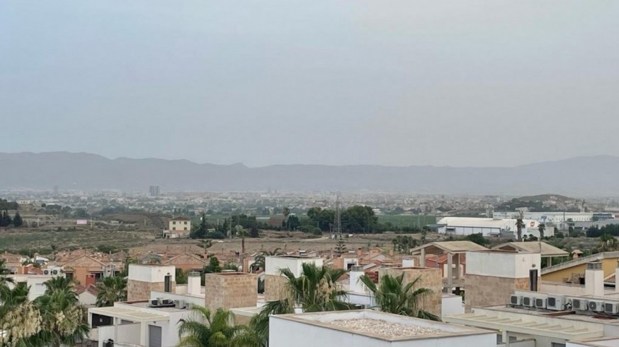 Empeora la calidad del aire por una lengua de polvo del Sáhara