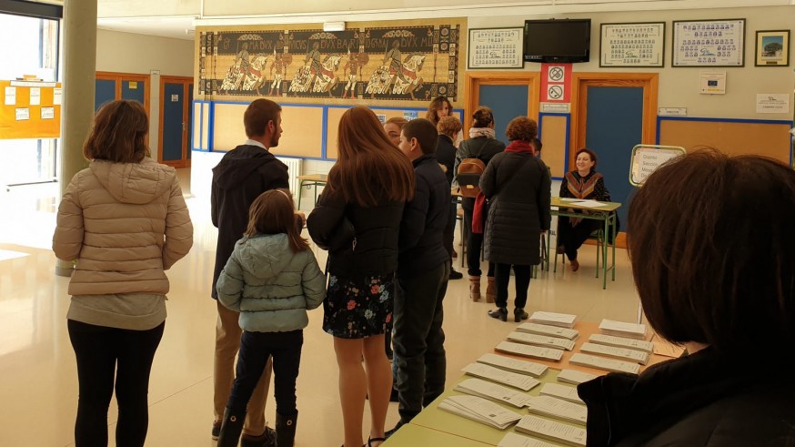 Los primeros ciudadanos acuden a votar en un colegio de Murcia