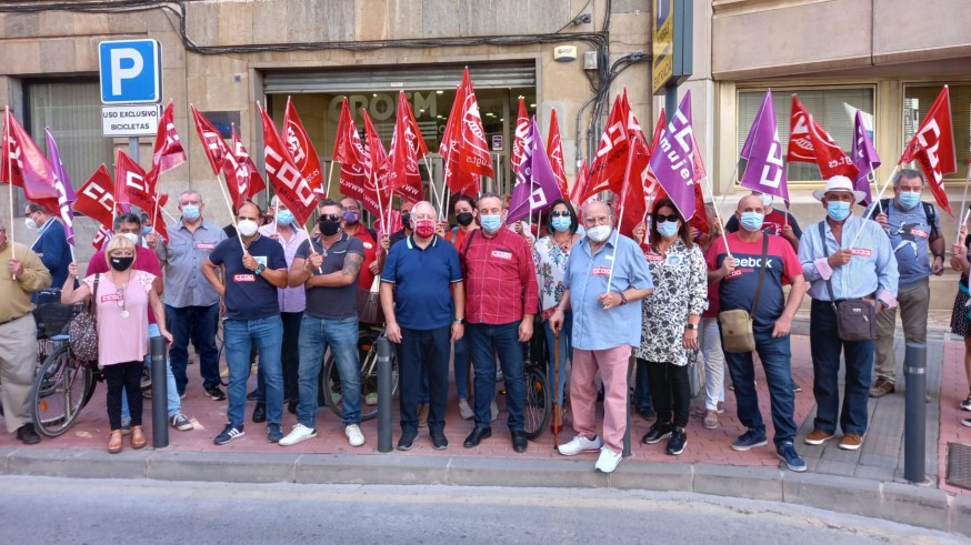 Los secretarios generales de ambos sindicatos (centro) en la concentración a las puertas de la patronal CROEM. Foto UGT