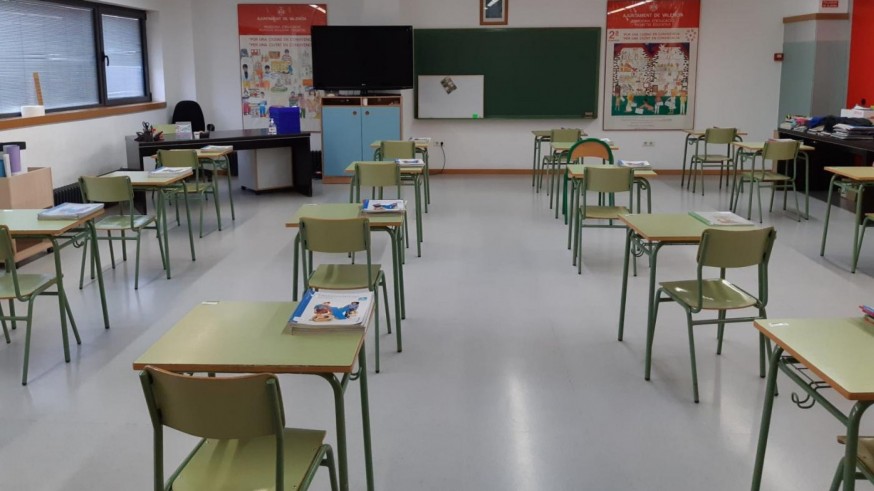 Mesas separadas en un aula. Europa Press