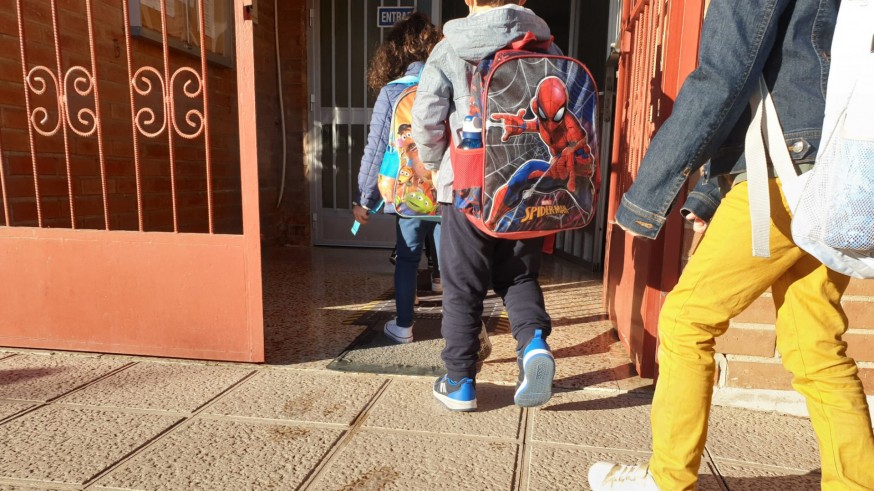 Niños entrando en fila a colegio. ORM