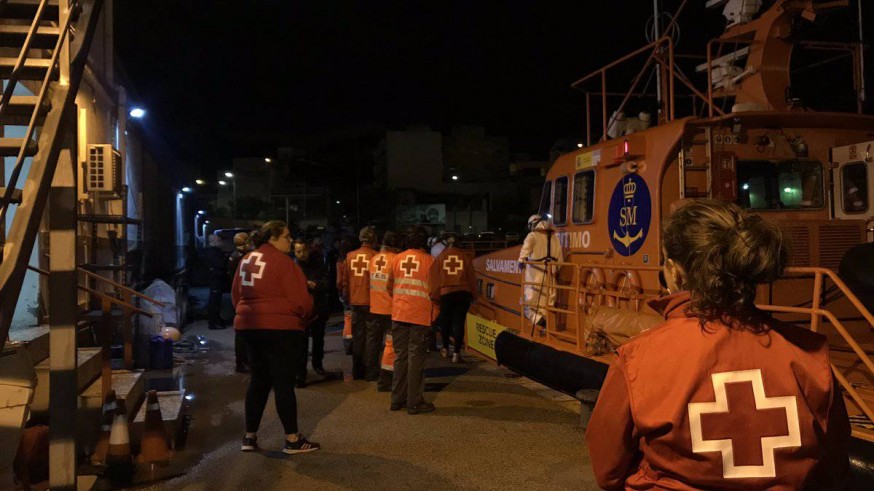 La embarcación de Salvamento Marítimo a su llegada a puerto