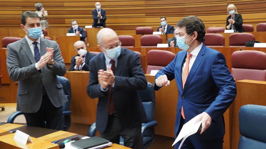 Igea junto a Mañueco al inicio del pleno de la moción de censura