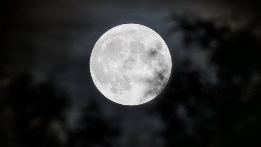 Miramos al cielo para ver la luna llena de agosto y las perseidas
