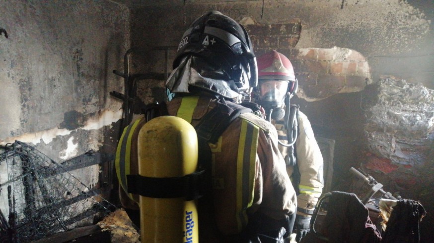 Los bomberos extinguen un incendio en una vivienda en Lorca