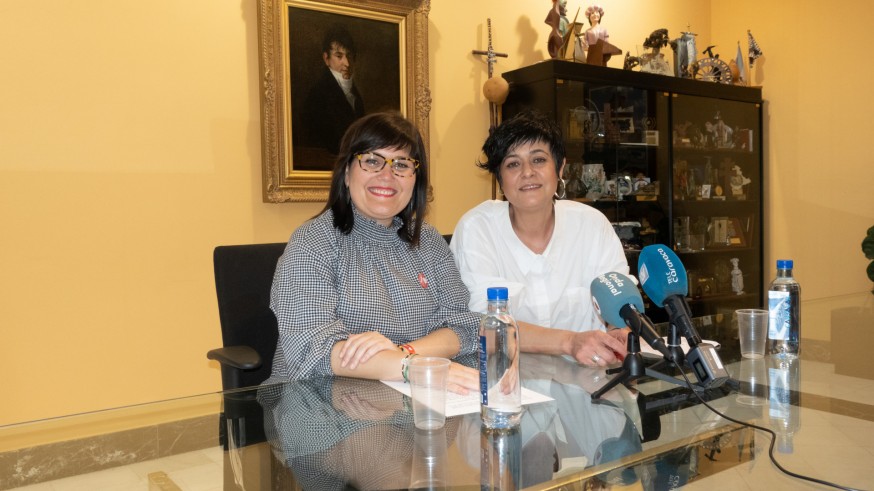 Gloria Gómez, concejala de Comercio, y María Ángeles Muñoz, presidenta de los comerciantes