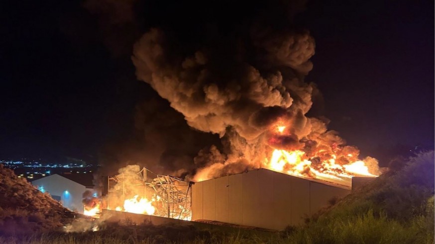 Un incendio devora una nave industrial en Molina de Segura