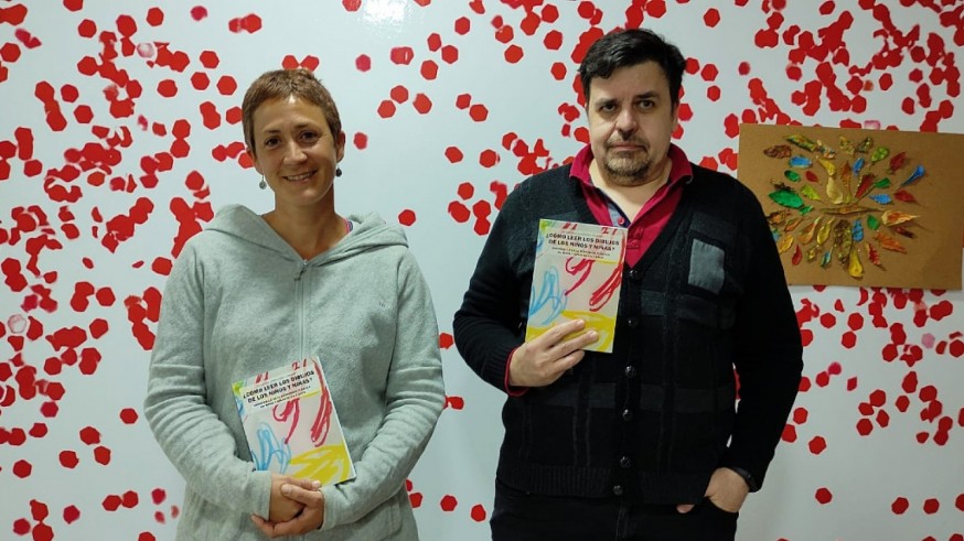 Tina Hernández Herrero y Javier Pérez Ayala con ejemplares del libro '¿Cómo leer los dibujos de los niños y niñas?'