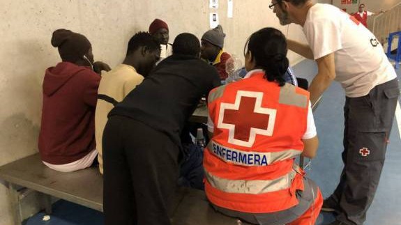 Voluntarios de Cruz Roja atienden a inmigrantes 