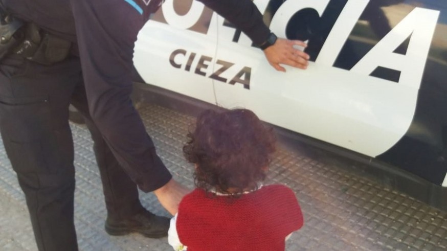la policía con la niña
