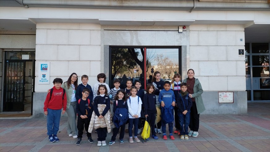 Los alumnos del colegio Nuestra Señora de la Arrixaca visitan Onda Regional