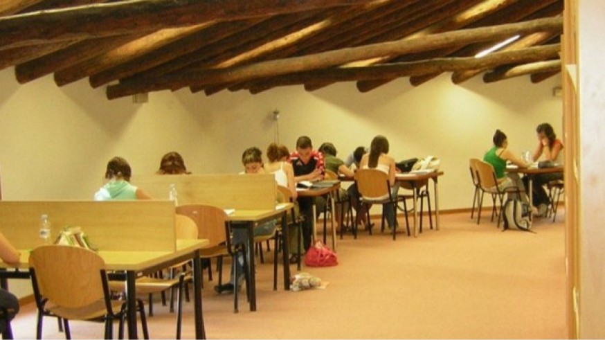 La biblioteca desde tu sofá. Lecturas de verano desde la Biblioteca de Caravaca: del alma japonesa al misterio en Venecia