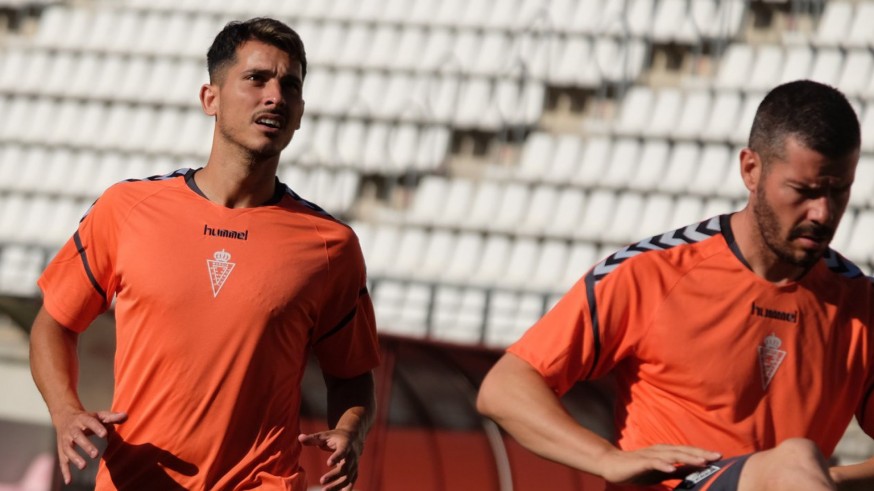Armando y Víctor Curto tienen dos de los contratos que preocupan al Real Murcia