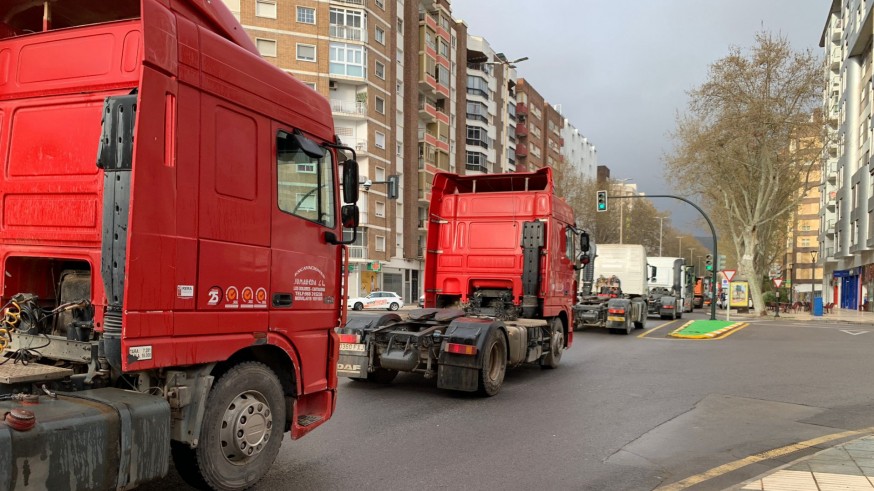 El paro de la Plataforma en Defensa del Transporte se extiende y amplifica la protesta de los camioneros