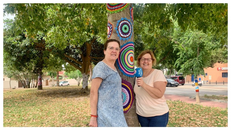 PLAZA PÚBLICA. Tejiendo colores. Ganchillo para los árboles de los parques