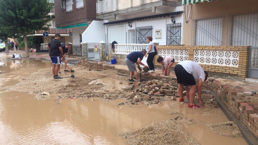 Vecinos en tareas de limpieza y reconstrucción en Los Alcázares