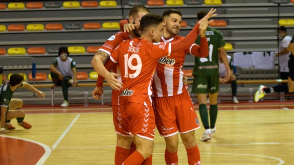 Andresito celebra un gol con Solano y Jesús Izquierdo