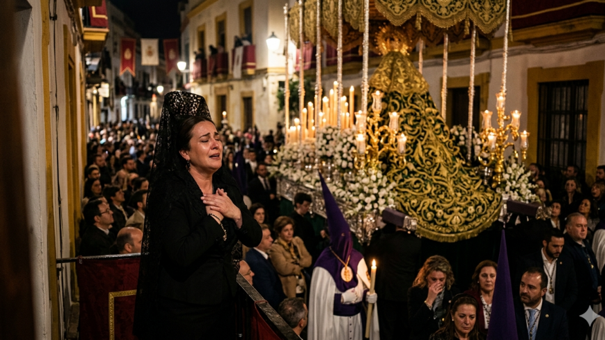 Lanzó su rezo desde un balcón
