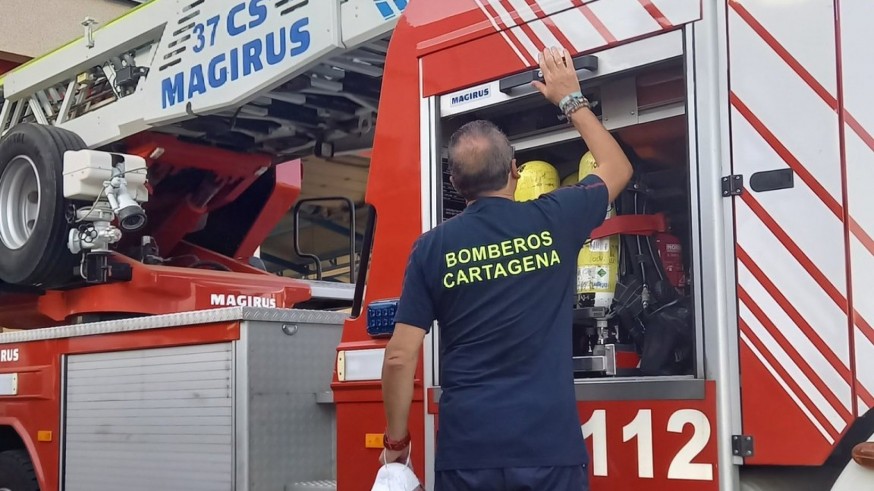 Cuatro afectados por inhalación de humo en el incendio de una vivienda en Cartagena