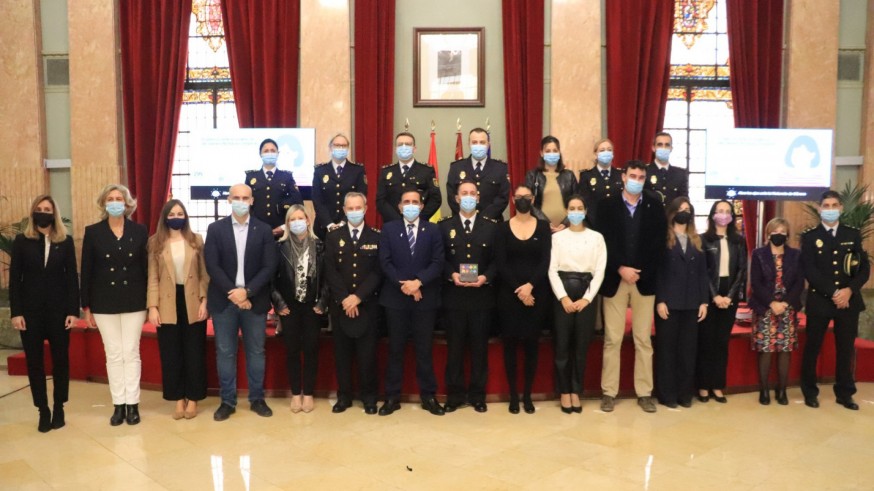 El servicio de Protección de la Unidad a la Familia y Mujer de la Policía Nacional recibe el premio 'Murcia en Igualdad'