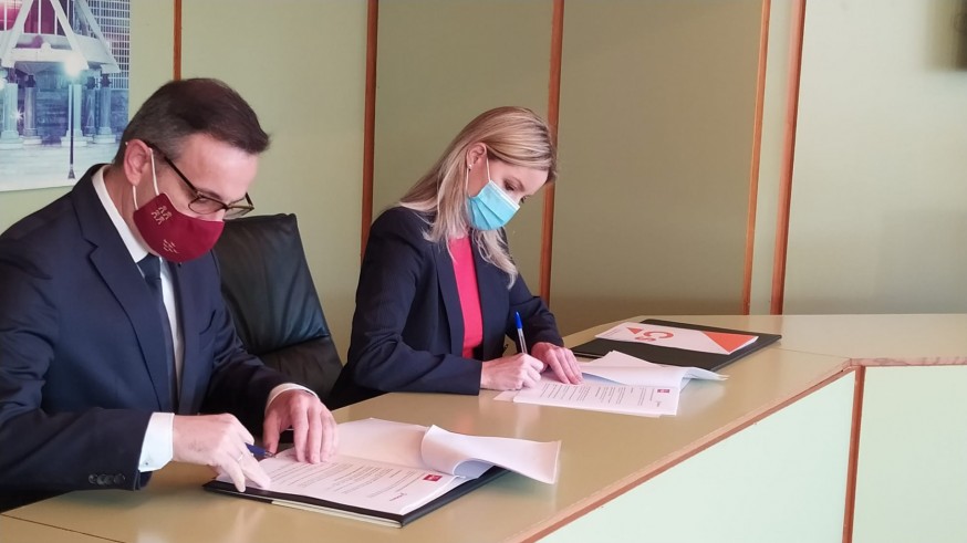 Diego Conesa y Ana Martínez Vidal, minutos antes del inicio del debate en la Asamblea
