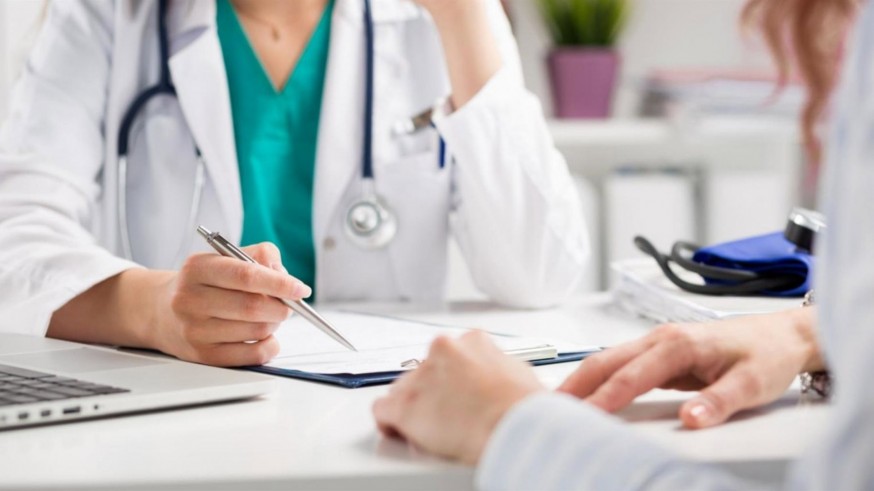 Los médicos jóvenes aplauden la subida salarial que estudia el Ministerio