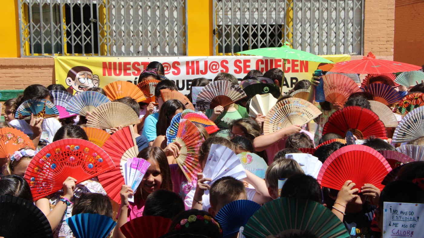 Protesta con abanicos en el colegio Félix Rodríguez de la Fuente