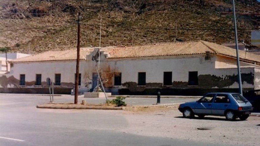 Los vecinos de la Azohía se concentran para pedir un centro multiusos vecinal
