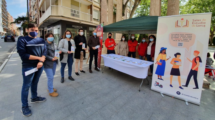 La Concejalía de Juventud de Lorca instala un punto informativo en La Alameda de la Constitución 