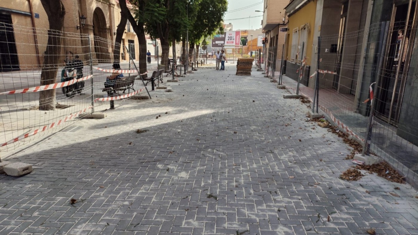 La céntrica calle de la Iglesia de Patiño estrena más de 330 m² de adoquín antideslizante