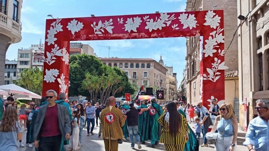 Los sardineros toman las calles de Murcia en el pasacalles previo al Entierro