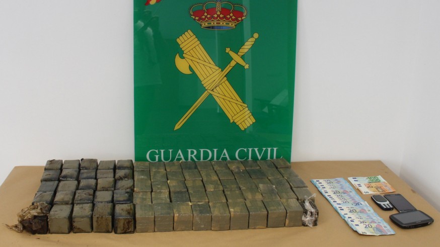 Hachís incautado al detenido.