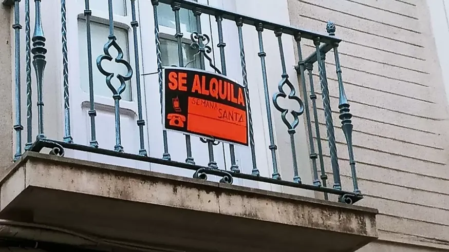 Guía legal para alquilar balcones en Semana Santa: entre el Código Civil y la normativa vecinal