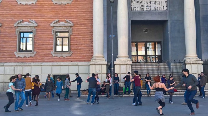Hoppers bailando swing en la plaza de la Universidad de Murcia