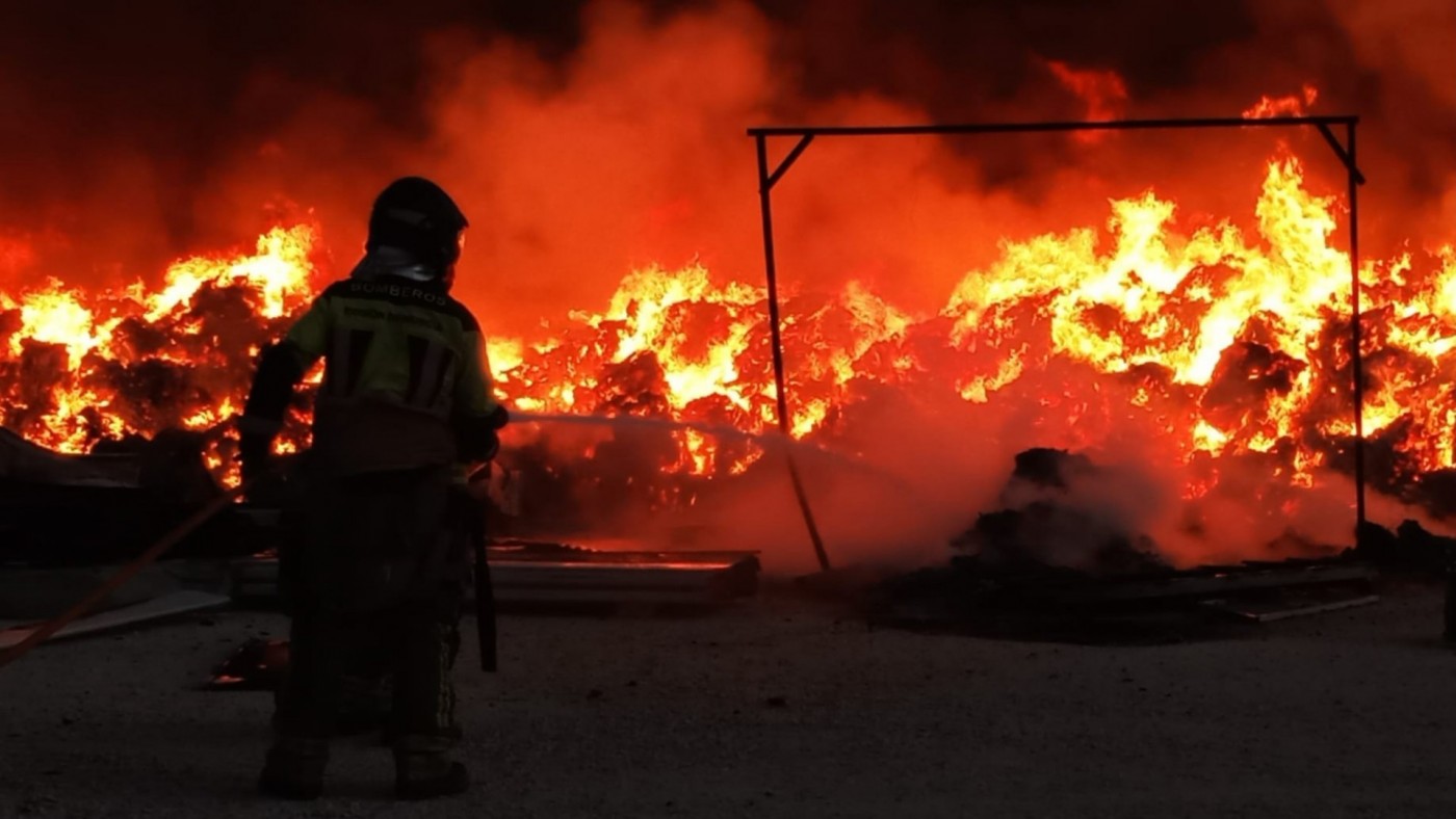 Incendio controlado en una planta de reciclaje en Fortuna