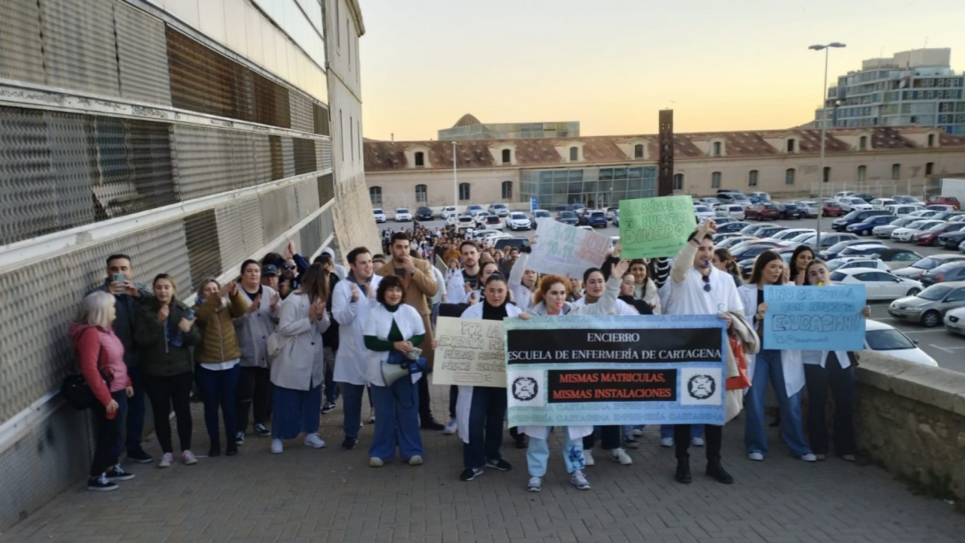 Los alumnos encerrados de Enfermería en Cartagena creen que el traslado al edificio de la UNED "es un parche" 