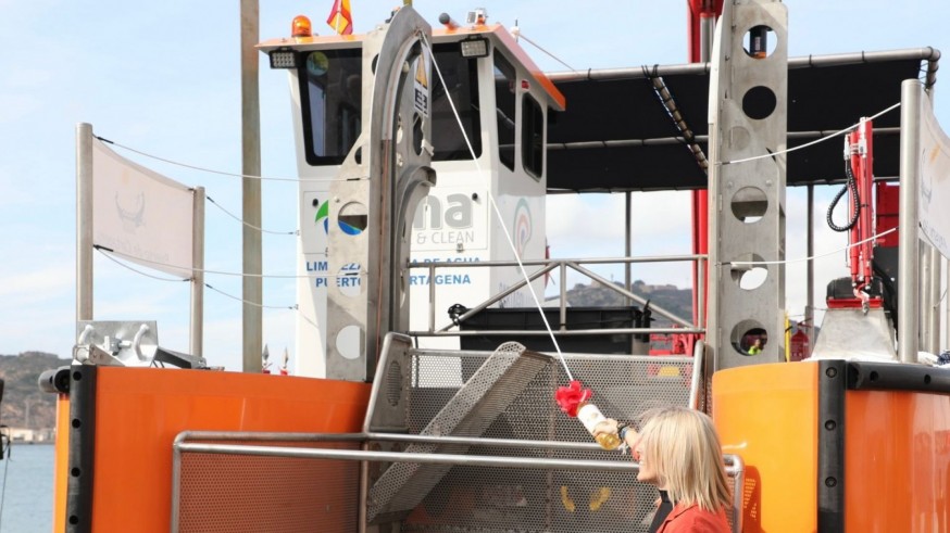 En los últimos 7 años se han recogido 33.000 kilos de basura en el agua en el Puerto de Cartagena 