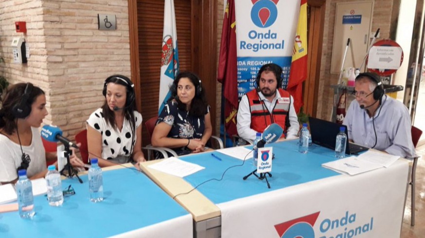 El equipo de Murycía con Raquel Saez y el alcalde de Los Alcázares, Mario Cervera