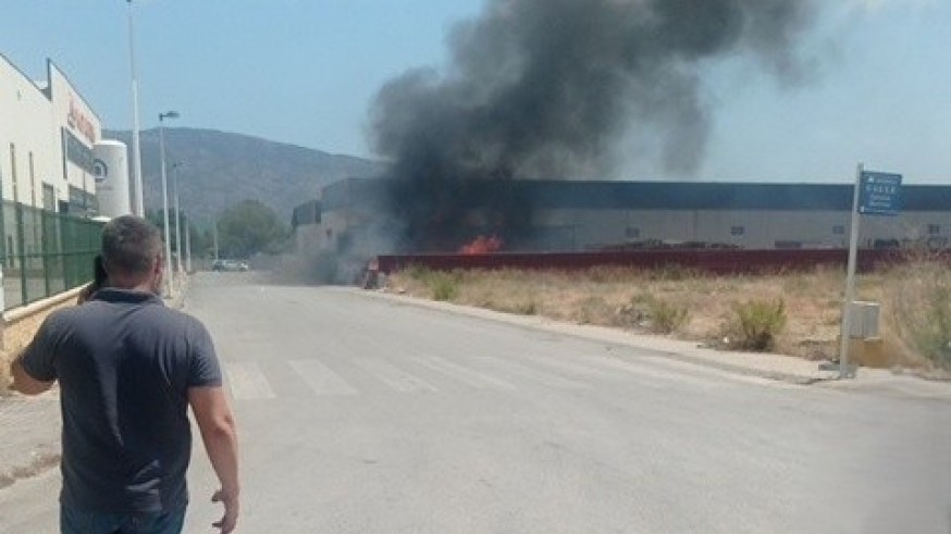Los servicios de emergencia trabajan para extinguir un incendio junto al Parque Industrial VistaBella de Librilla