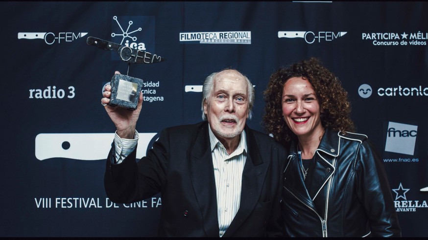 Jack Taylor, recogiendo un premio en el Festival C-FEM, posa con Lydia González