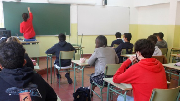 Alumnos atienden las explicaciones de una profesora durante una clase. EUROPA PRESS
