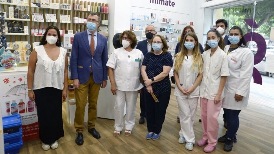 El alcalde, José Ballesta, visitando una farmacia de Murcia. TWITTER JOSÉ BALLESTA