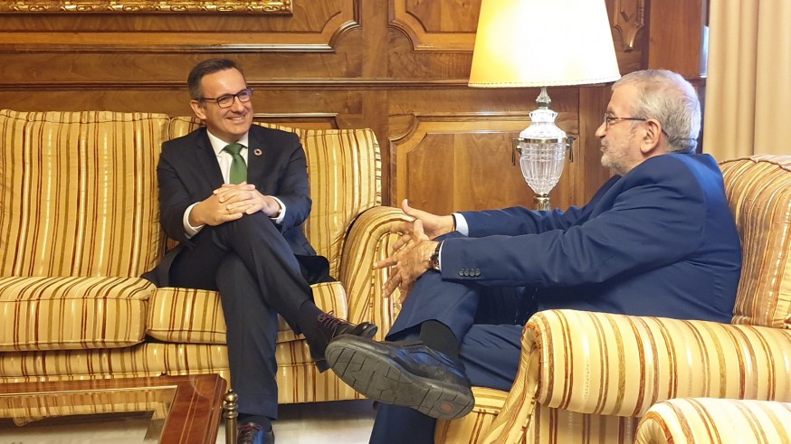Diego Conesa, recibido por el presidente de la Asamblea
