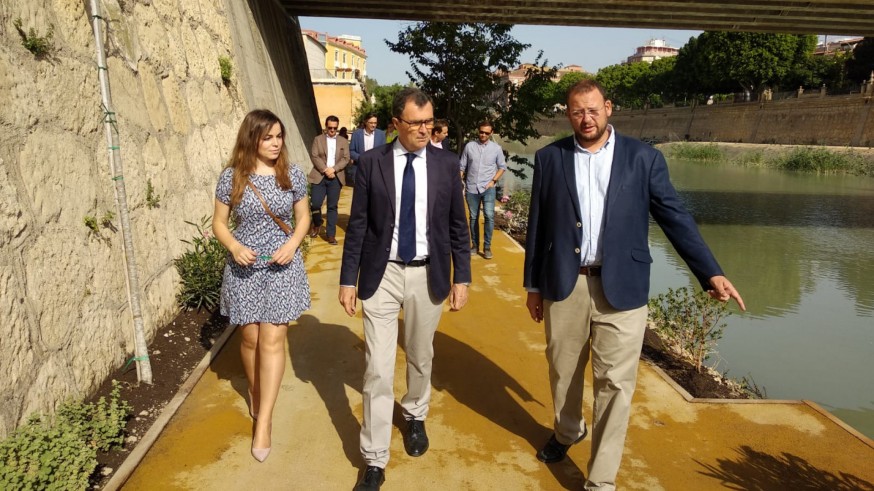 Autoridades del Ayuntamiento inauguran el paseo de 'Murcia río'.