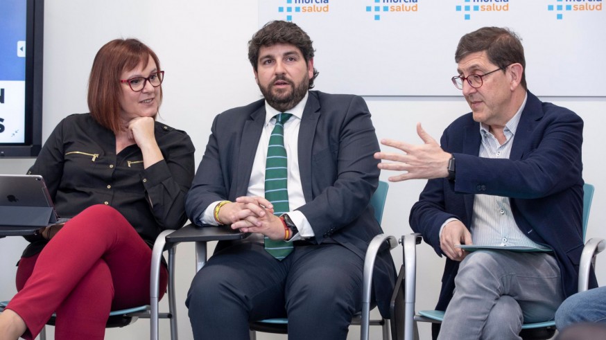 López Miras junto a la vicepresidenta y el consejero de Salud