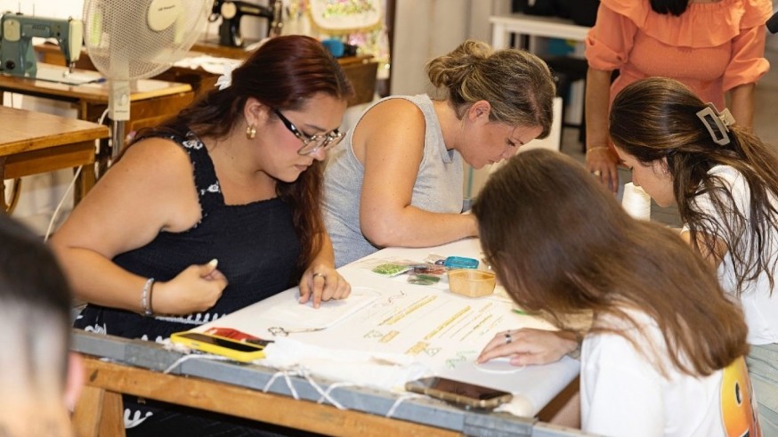 Cursos de verano de bordado en seda y oro para jóvenes en Caravaca de la Cruz