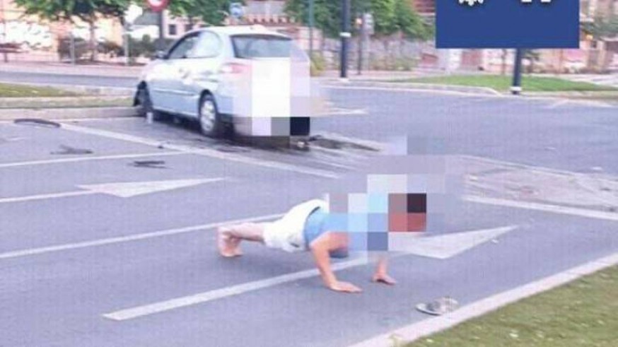 Foto de Policía Local de Murcia. Un señor haciendo flexiones en un control de alcoholemia