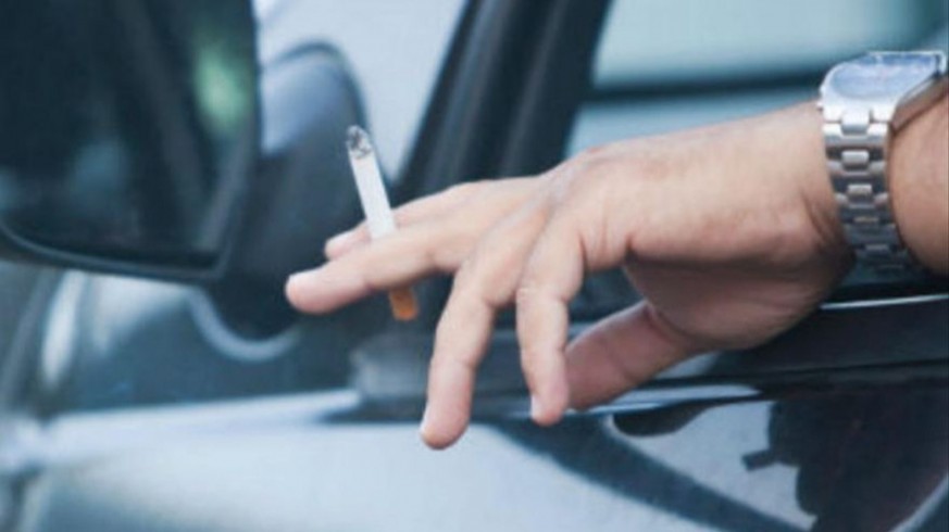 Sanidad quiere prohibir fumar en el coche y acotar el cigarrillo electrónico